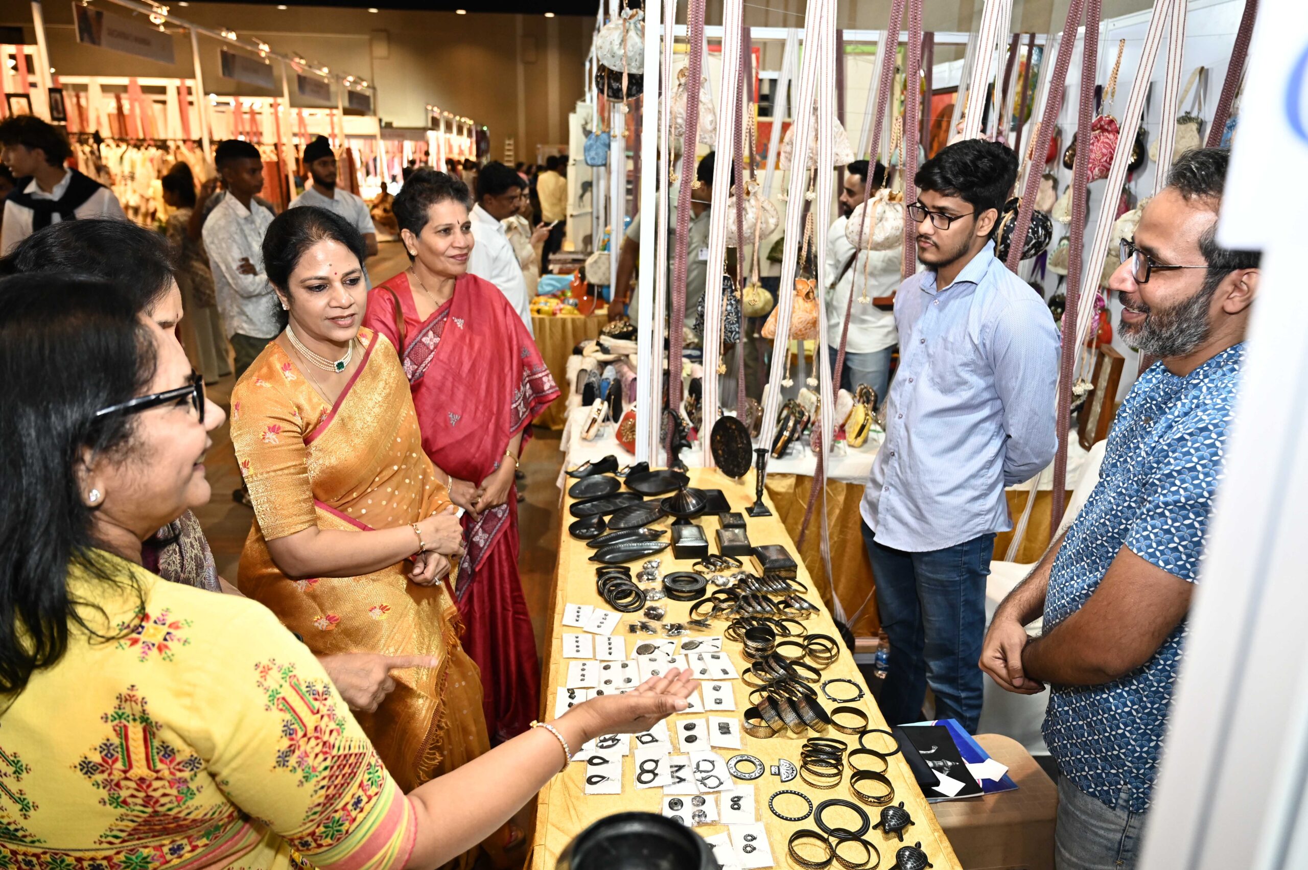 GEETA REDDY WIFE OF CM SEEN INTERACTING WITH ARTISANS AT THE KAUSALYAM